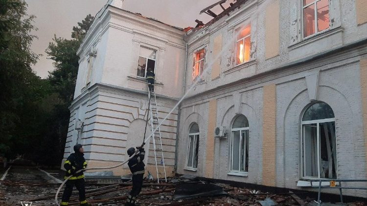 Bombeiros trabalham no local da sede do esquadrão de resgate de emergência para fins especiais que foi atingido por um ataque de drone russo, em meio ao ataque da Rússia à Ucrânia, em Kropyvnytskyi, Ucrânia, em 28 de julho de 2025.