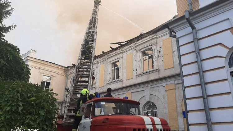 Bombeiros trabalham no local da sede do esquadrão de resgate de emergência para fins especiais que foi atingido por um ataque de drone russo, em meio ao ataque da Rússia à Ucrânia, em Kropyvnytskyi, Ucrânia, em 28 de julho de 2025