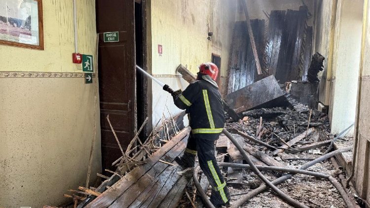 Bombeiros trabalham no local da sede do esquadrão de resgate de emergência para fins especiais, atingido por um ataque de drone russo, em meio ao ataque russo à Ucrânia, em Kropyvnytskyi, Ucrânia, em 28 de julho DE 2025. Press service of the State Emergency Service of Ukraine in Kirovohrad region/Handout via REUTERS 