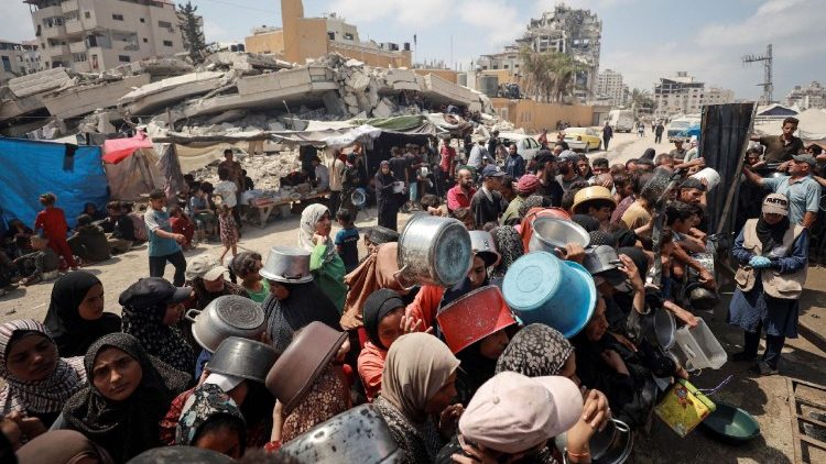 உணவுக்காகக் காத்திருக்கும் காசா மக்கள்