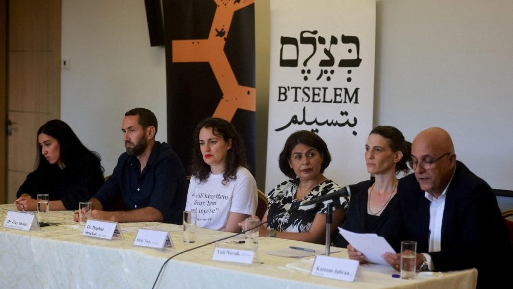 קבוצות זכויות אדם ישראליות במסיבת עיתונאים, בה הכריזו על דו"ח הקובע שישראל מבצעת רצח עם בעזה.