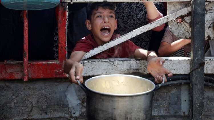 Un enfant attend la distribution de nourriture à Gaza