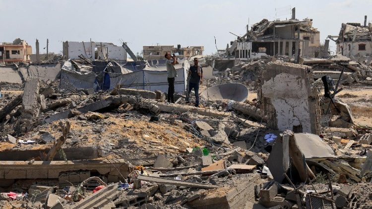 गज़ा में ध्वस्त इमारत