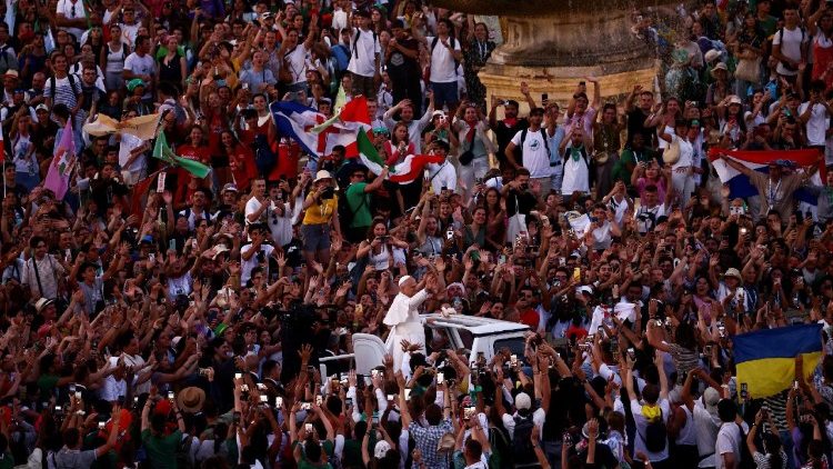 युवा जयंती के उद्घाटन पर, संत पापा ने संत पेत्रुस महागिरजाघर के प्रांगण में युवाओं का स्वागत किया 