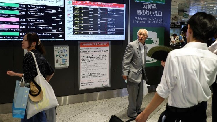 यात्री सुनामी के अलर्ट  नोटिस को देख रहे हैं