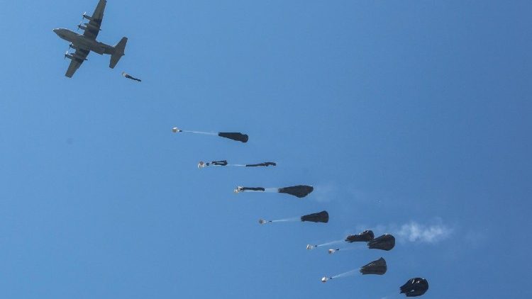 Ndege zikangusha vifaaa na chakula