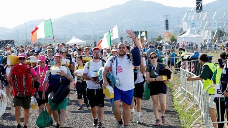Peregrinos en camino a Tor Vergata