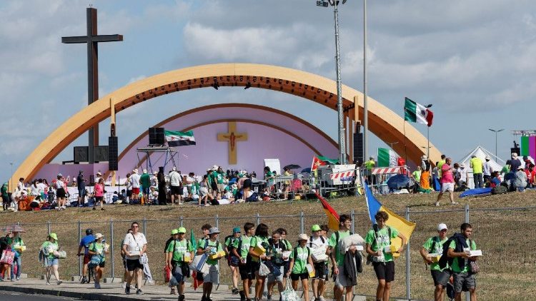 El escenario de la explanada de Tor Vergata donde el Papa presidirá hoy la Vigilia de los Jóvenes y celebrará mañana la Misa.