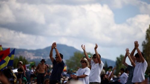 Giubileo, i giovani accendono Tor Vergata: "Qui parliamo tutti la stessa lingua"