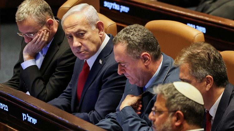 Il premier israeliano Benjamin Netanyahu con alcuni ministri