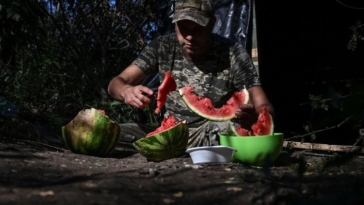 Un soldato ucraino in un momento di tranquillità sulla linea del fronte nei pressi di Pokrovsk, dove sono ripresi i combattimenti