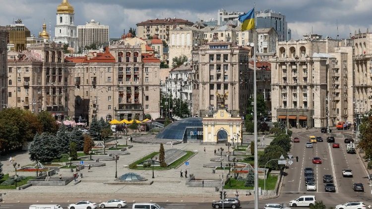 मध्य कीव में यूक्रेनी राजधानी के स्वतंत्रता चौक का एक दृश्य