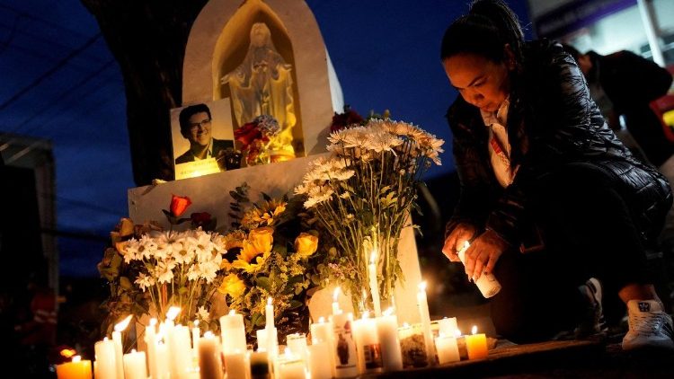 Manamke akiwasha mshumaa kati ya mishumaa kuombea seneta wa Colombia