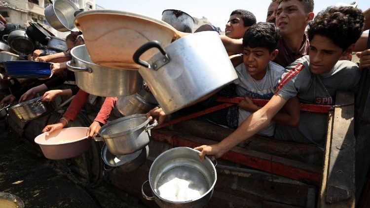 Wapalestina wakisubiri kupokea chakula kutoka jiko la hisani,katika mji wa Gaza