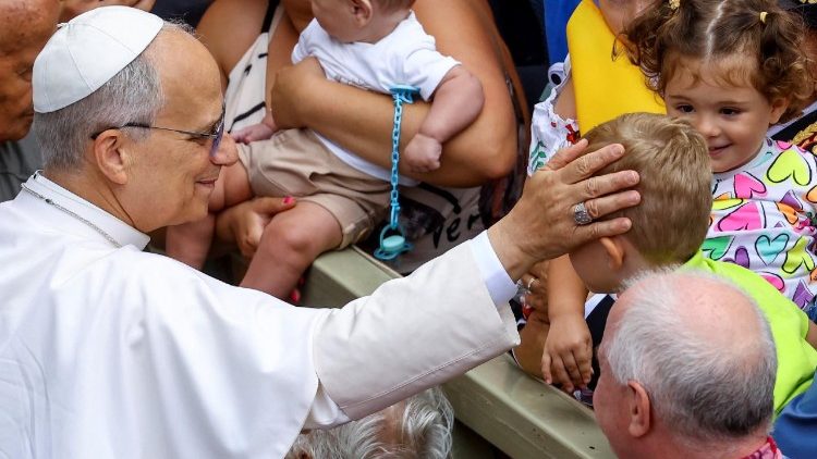 Pāvests tiekas ar svētceļniekiem