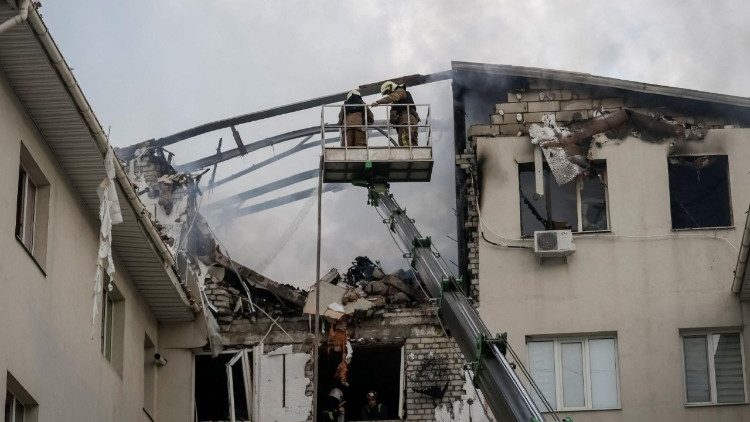 Bombeiros trabalham no local de um prédio de apartamentos atingido por um ataque de drone russo, em meio ao ataque russo à Ucrânia, em Kharkiv, Ucrânia, em 18 de agosto de 2025. REUTERS/Sofiia Gatilova