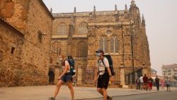 Những người hành hương trên tuyến đường Camino de Santiago, Tây Ban Nha, đeo khẩu trang để ngăn ô nhiễm từ khói của những trận cháy rừng