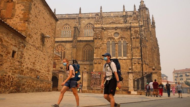 Những người hành hương trên tuyến đường Camino de Santiago, Tây Ban Nha, đeo khẩu trang để ngăn ô nhiễm từ khói của những trận cháy rừng