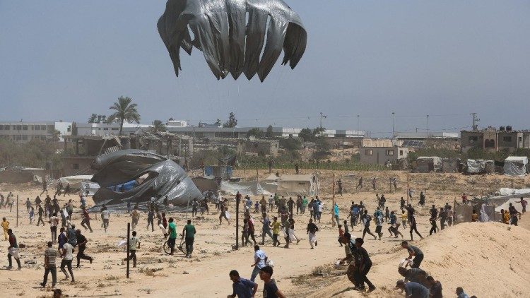 Các gói hàng viện trợ được thả xuống Gaza