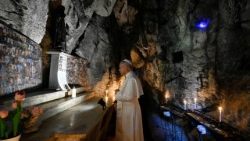 Leó pápa a mentorellai Mária-kegyhelyen imádkozik