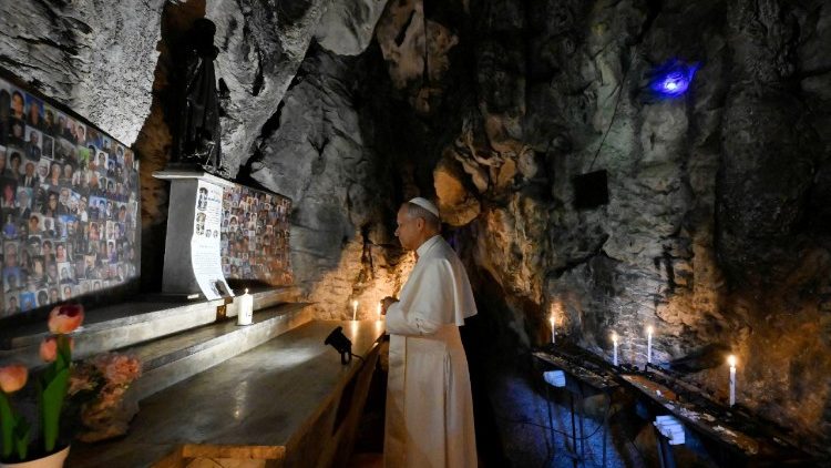 Leó pápa a mentorellai Mária-kegyhelyen imádkozik