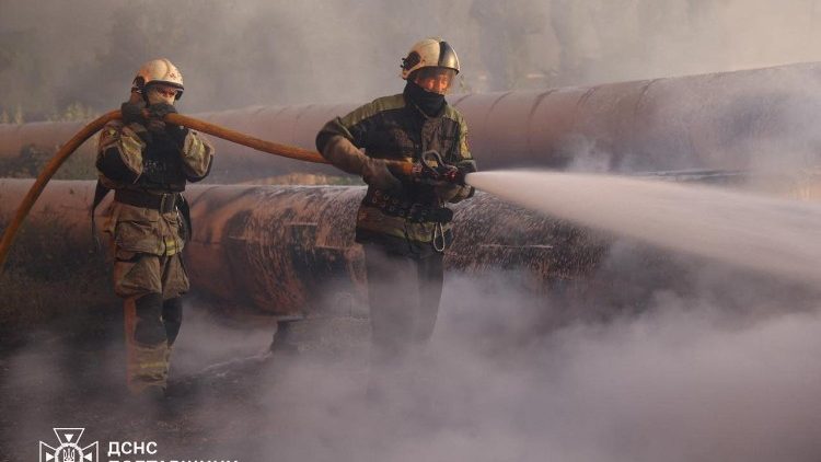 Bombeiros trabalham no local do ataque militar russo, em meio ao ataque da Rússia à Ucrânia, na região de Poltava, Ucrânia, nesta foto divulgada em 20 de agosto de 2025. .Press service of the State Emergency Service of Ukraine in Poltava region/Handout via REUTERS