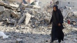 Palestinos inspeccionan el lugar del ataque israelí nocturno contra una vivienda en la ciudad de Gaza. (Reuters/Ebrahim Hajjaj)