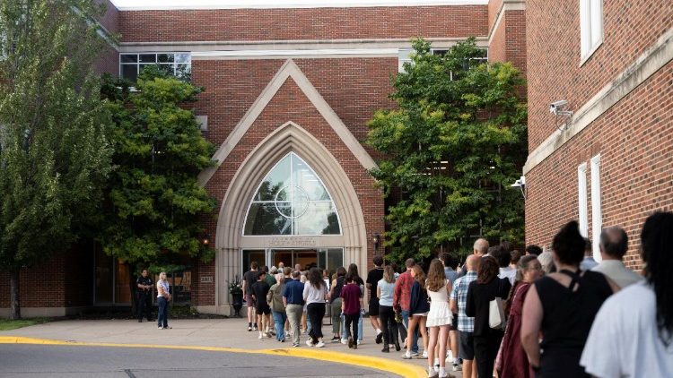 अमरीका के मिनियापोलिस स्थित एक काथलिक गिरजाघर में प्रार्थना के लिए जाते लोग