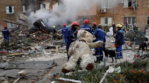 Um socorrista segura um brinquedo de pelúcia no local de um prédio de apartamentos que foi atingido por um míssil russo e ataques de drones, em meio ao ataque da Rússia à Ucrânia, em Kiev, Ucrânia, em 28 de agosto de 2025. REUTERS/Thomas Peter
