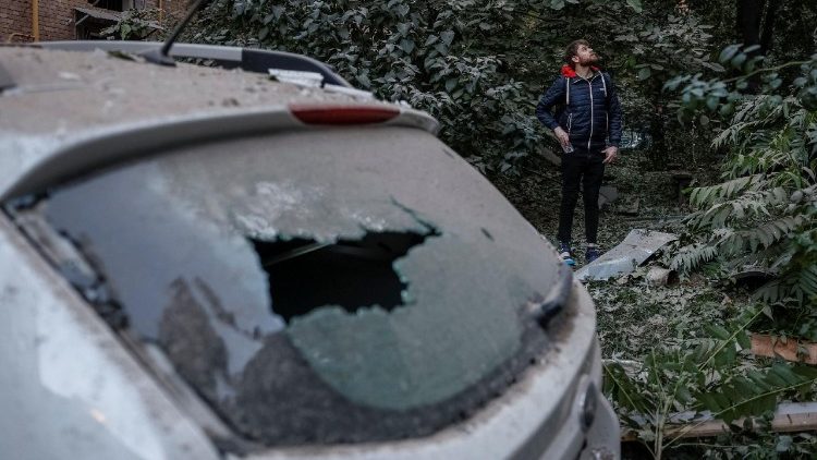 Um homem está no local dos edifícios que foram atingidos por mísseis e drones russos, em meio ao ataque da Rússia à Ucrânia, em Kiev, Ucrânia, em 28 de agosto de 2025. REUTERS/Alina Smutko