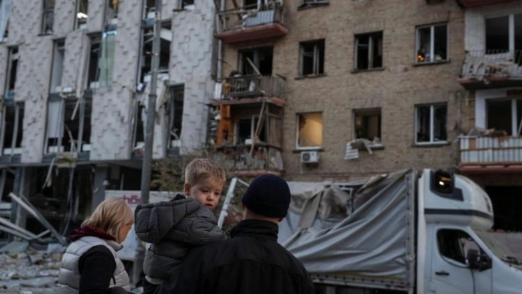 Moradores observam o local de um prédio de apartamentos atingido por ataques de drones e mísseis russos, em meio ao ataque russo à Ucrânia, em Kiev, Ucrânia, em 28 de agosto de 2025. REUTERS/Stringer