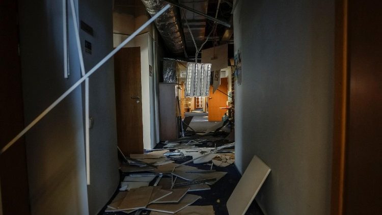 O interior de um prédio danificado que abriga a Delegação da União Europeia na Ucrânia, após um ataque de míssil e drone russo, em meio ao ataque da Rússia à Ucrânia, em Kiev, Ucrânia, em 28 de agosto de 2025. REUTERS/Alina Smutko