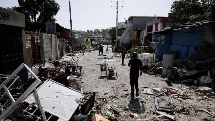 Haitiani tornano in un quartiere abbandonato dalle gang