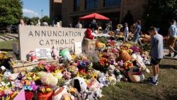 Gėlės prie Apreiškimo bažnyčios