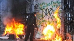 Anti-Regierungs-Protest vor dem Gebäude des Regionalparlaments in Bandung
