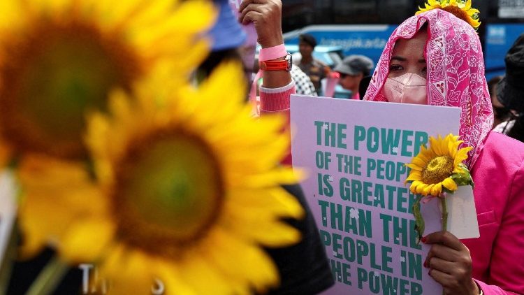 Bei einer Kundgebung in Jakarta gegen politische Willkür und Polizeigewalt