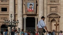 Chân dung chân phước Carlo Acutis trước Đền thờ Thánh Phêrô