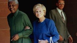 La duchesse de Kent aux côtés du président sud-africain Nelson Mandela, lors d'une visite de six jours en Afrique du Sud, le 30 avril 1997, à Pretoria, la capitale. 