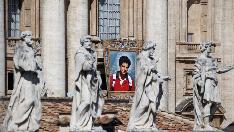 Carlo Acutis a szentek között Pier Giorgio Frassatival együtt 