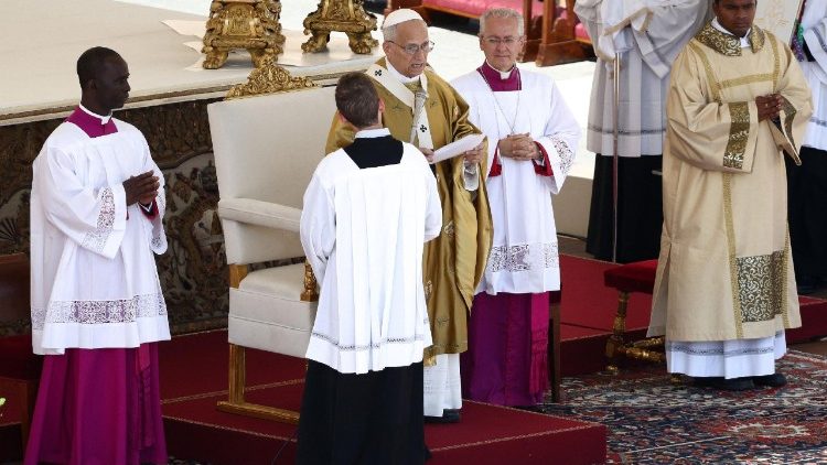Papa Leon al XIV-lea, pe esplanada bazilicii San Pietro, rostind rugăciunea  "Angelus" cu care s-a încheiat Sfânta Liturghie de duminică, 7 septembrie a.c., cu ritul canonizării a doi Fericiți: Pier Giorgio Frassati și Carol Acutis.