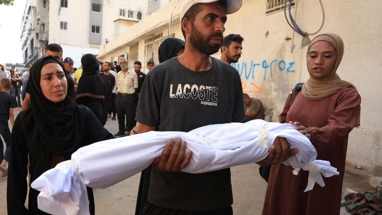 गजा शहर में, डॉक्टरों के अनुसार, रात में इस्राएली हमलों में मारे गए फिलिस्तीनियों का अंतिम संस्कार किया गया।