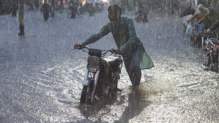 L'emergenza per le strade di Lahore
