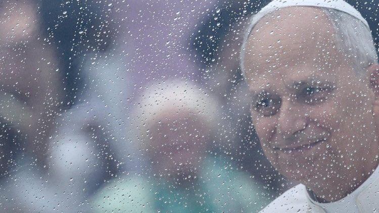 Esőben &eacute;rkezett &eacute;s esőben t&aacute;vozott  