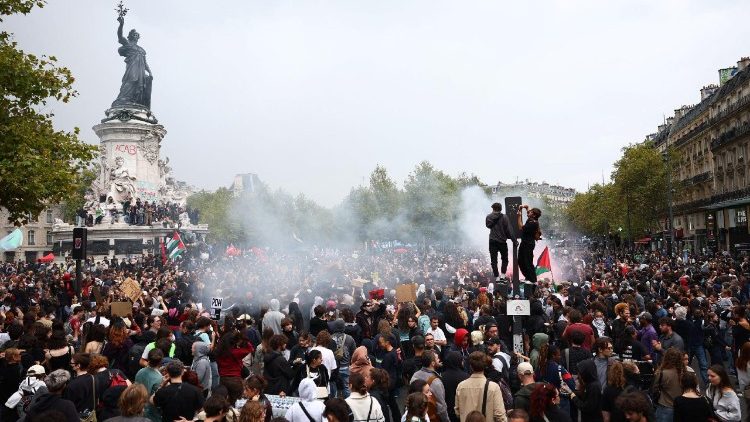 La manifestazione a Place de la République a Parigi