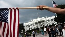 Le bandiere usa a mezz'asta dopo l'omicidio di Kirk, come ordinato dal presidente Trump