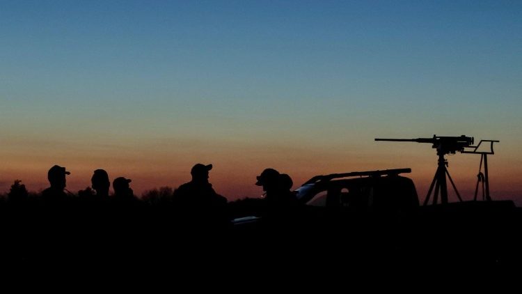 Soldati ucraini in servizio di monitoraggio contro i droni russi