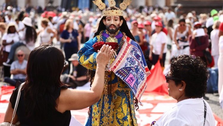 Fiéis veneram a imagem de Jesús Nazareno Cautivo