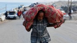 Un anziano palestinese sfollato dai bombardamenti a Gaza