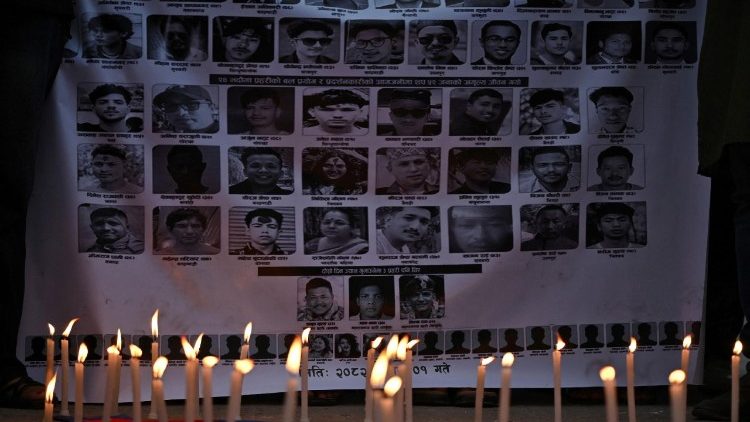 काठमाण्डू में संसद भवन के समक्ष हालिया हिंसा में मारे गये लोगों के आदर में मोमबत्तियाँ जलाई गईं, 17.09.2025