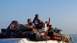 Vertriebene Palästinenser ziehen nach Süden, nachdem israelische Streitkräfte die Bewohner von Gaza-Stadt aufgefordert haben, die Stadt zu verlassen